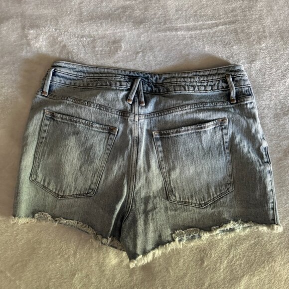 Good American Light Denim Shorts - Picture 2 of 3